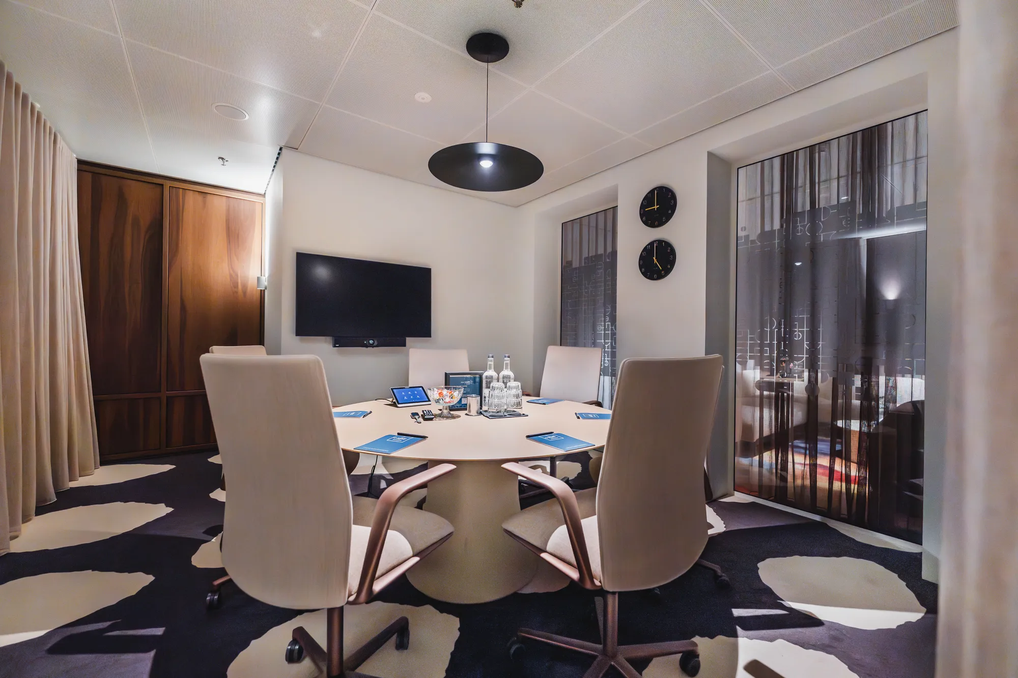 HOFF meeting room with round table and screen